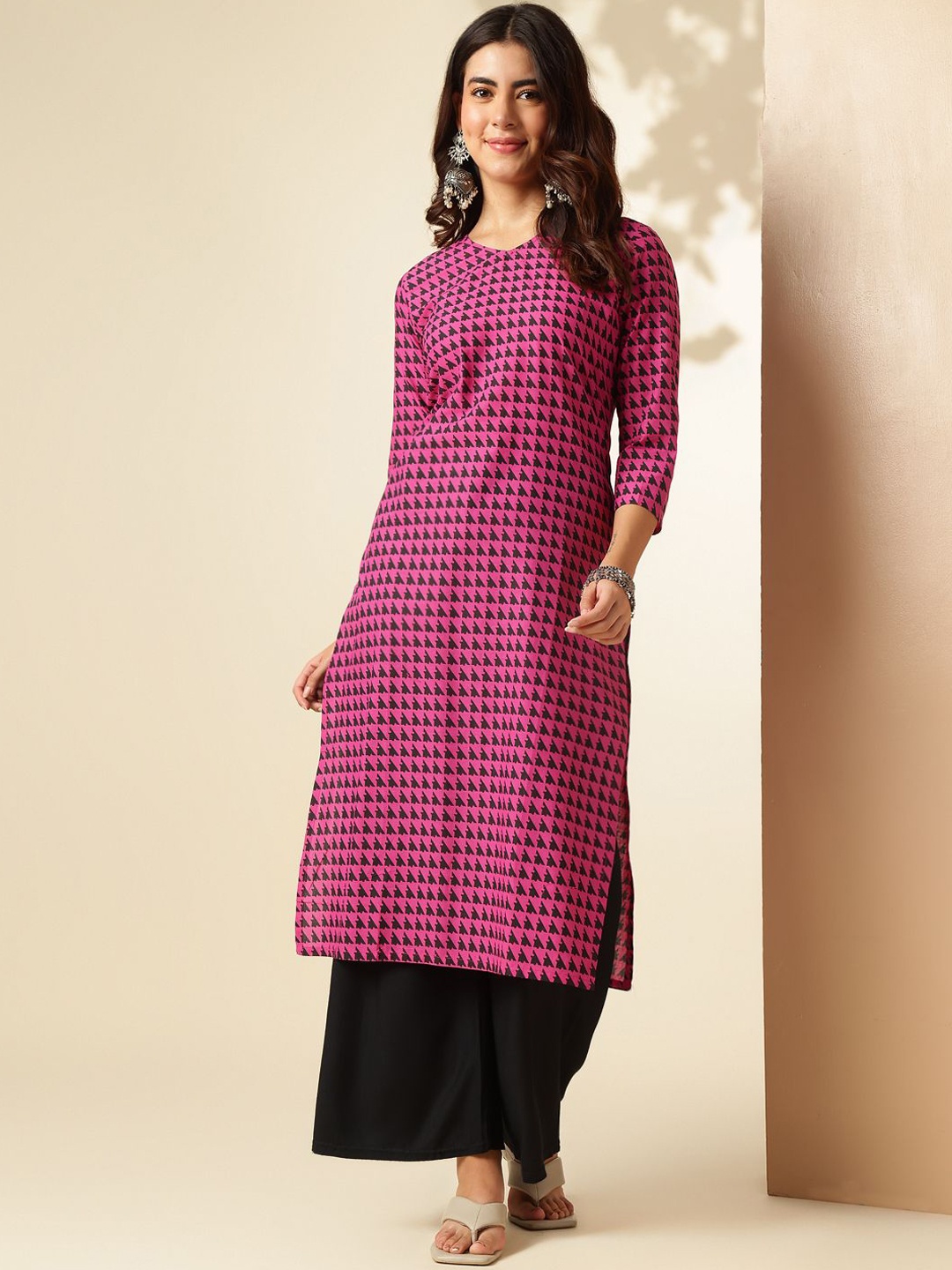 

Anouk Rustic Geometric Printed V-Neck Pure Cotton Straight Kurta, Fuchsia