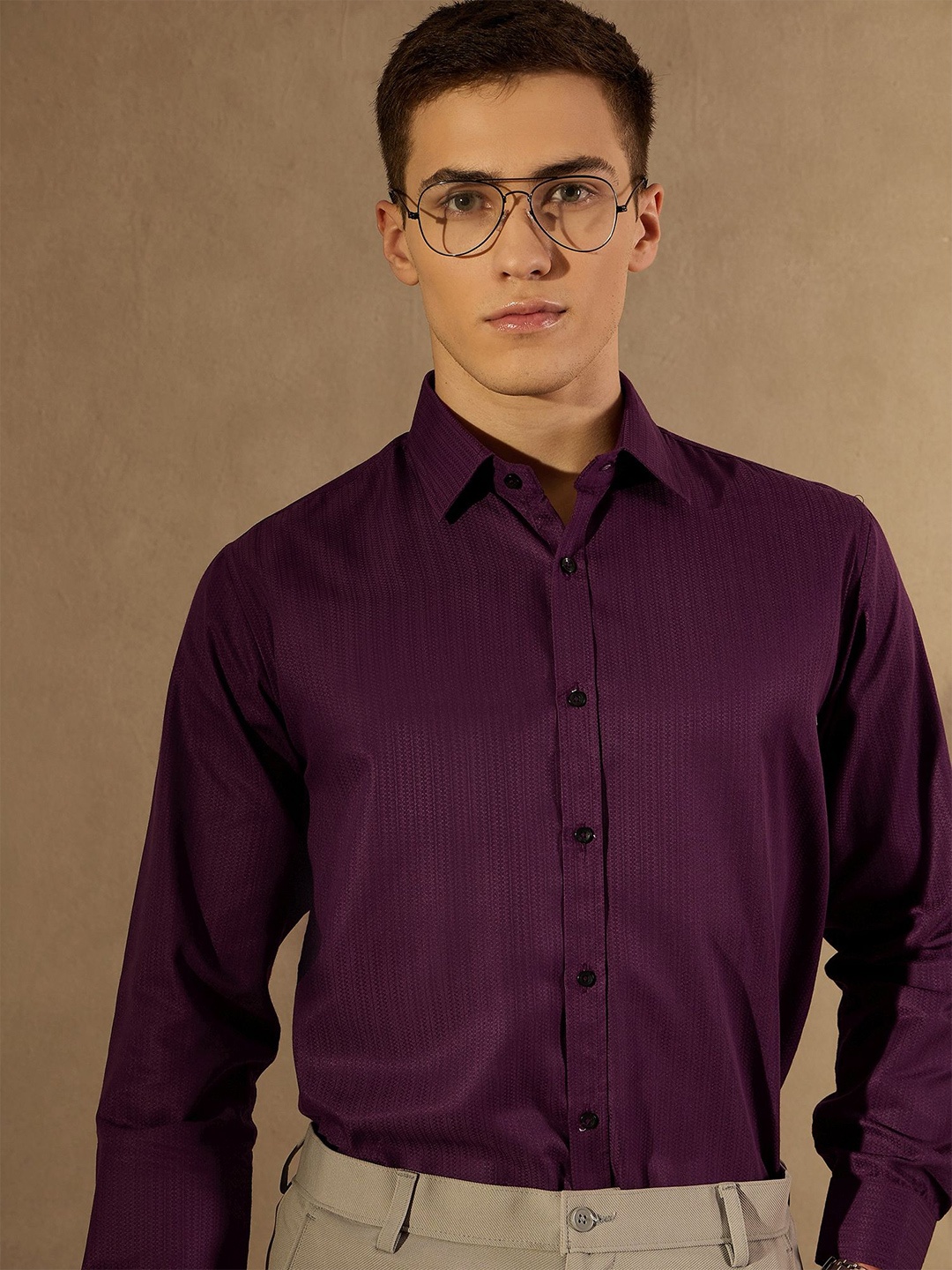

DENNISON Men Smart Spread Collar Textured Party Shirt, Burgundy