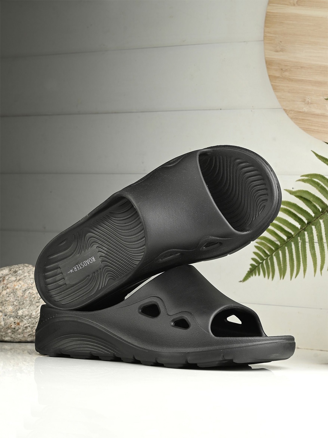 

The Roadster Lifestyle Co Men Light Weighted Sliders, Black