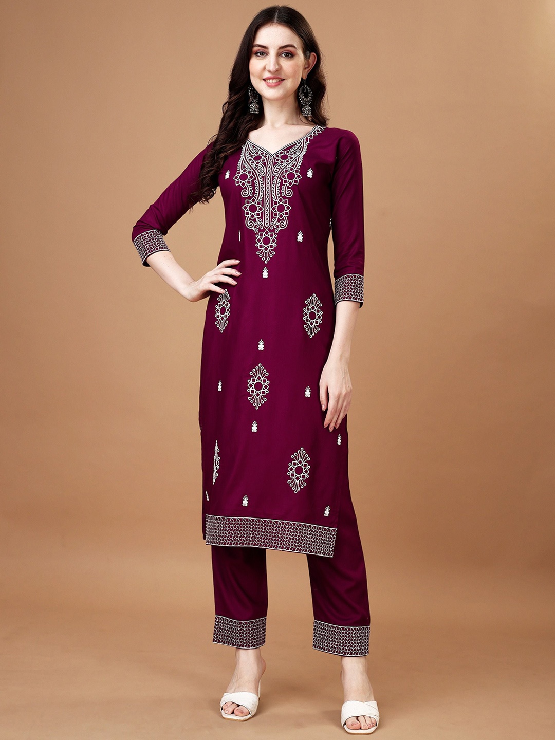 

FANTASY FAB Ethnic Motifs Embroidered V-Neck Straight Kurta with Trousers, Purple