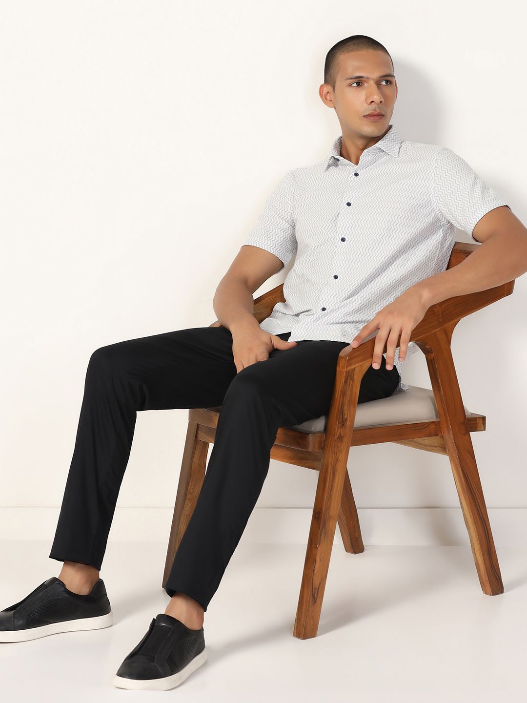 

Blackberrys Men India Slim Cutaway Collar Chevron Printed Slim Fit Casual Shirt, White