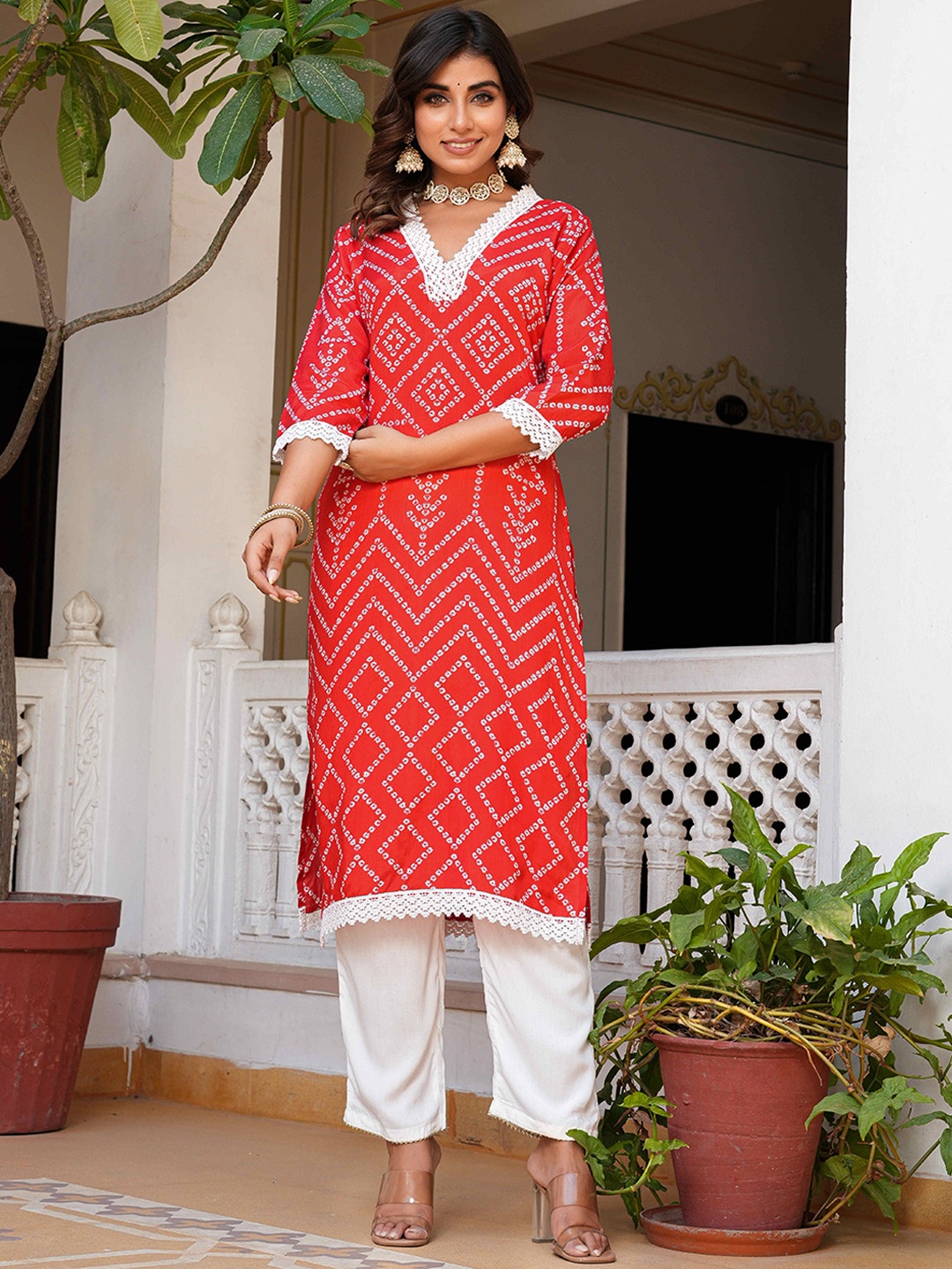 

AMIRAS INDIAN ETHNIC WEAR Bandhani Printed V-Neck Pure Silk Kurta With Trousers, Red