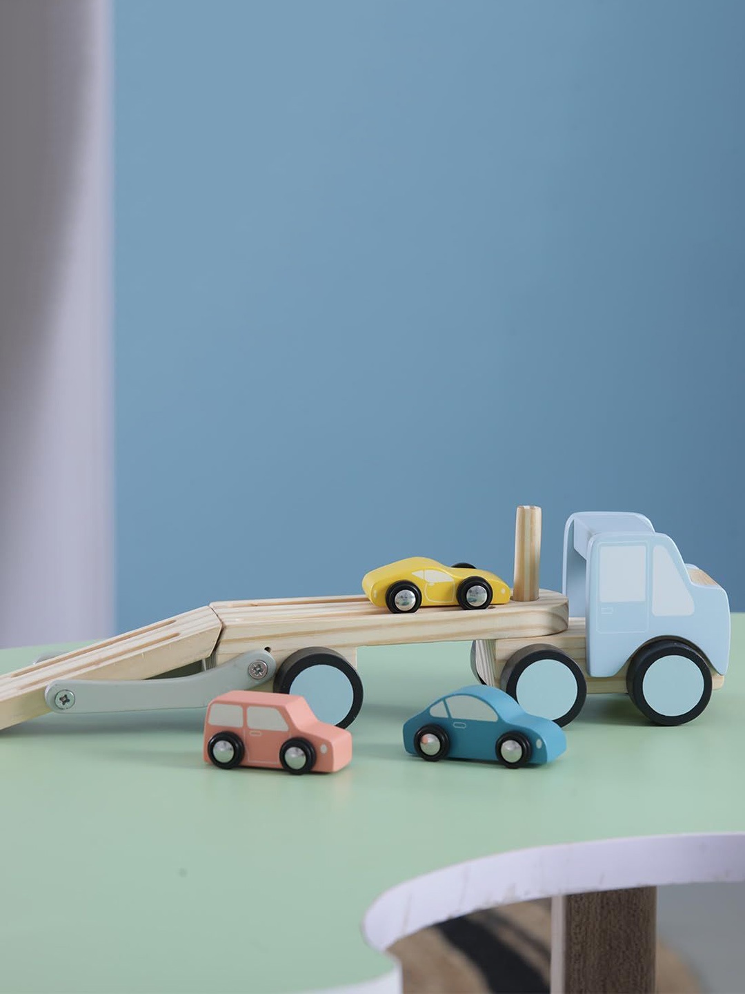 

LITTLE GINNIE Kids-Unisex Set Of 3 Cars With Wooden Carrier, Blue