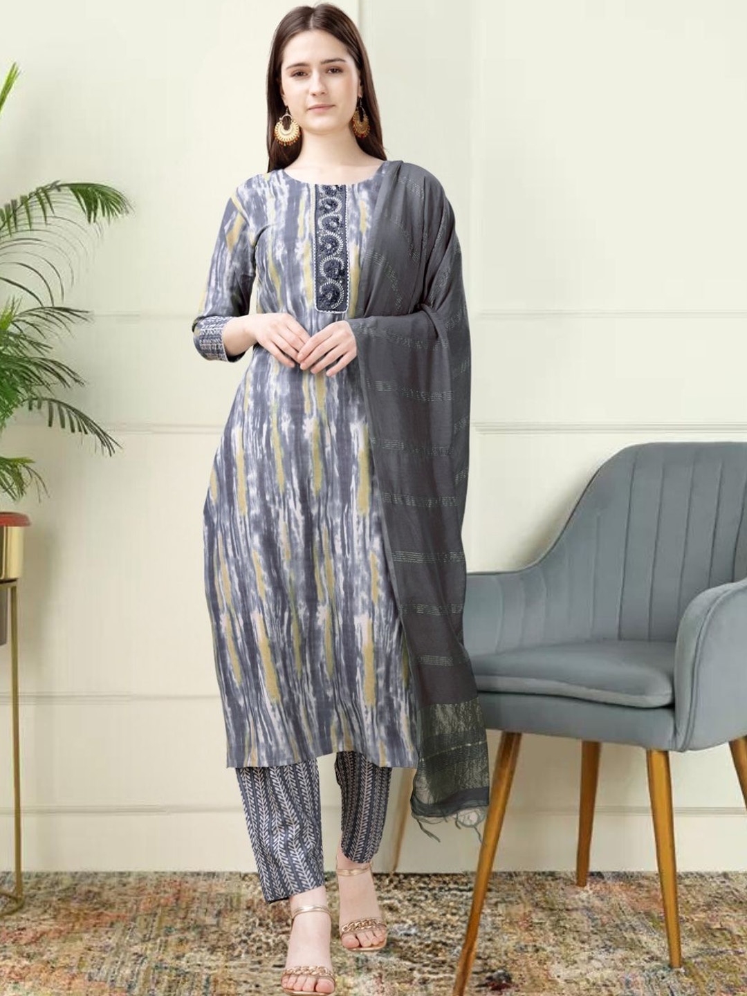 

KAZIA Ombre Dyed Thread Work Kurta with Trousers & Dupatta, Grey