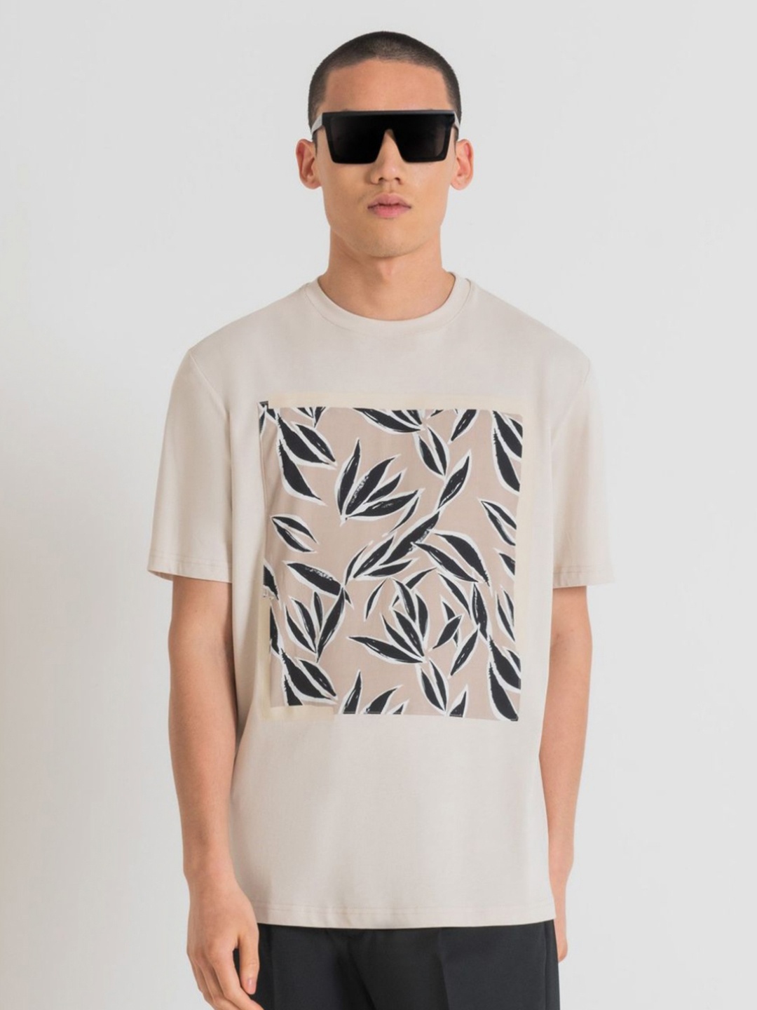 

Antony Morato Men Floral Printed Pockets T-shirt, Beige