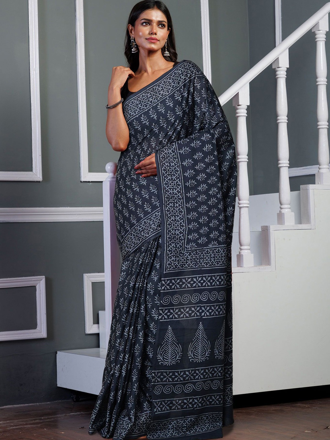 

Unnati Silks Printed Ethnic Motifs Pure Cotton Handloom Block Print Saree, Grey