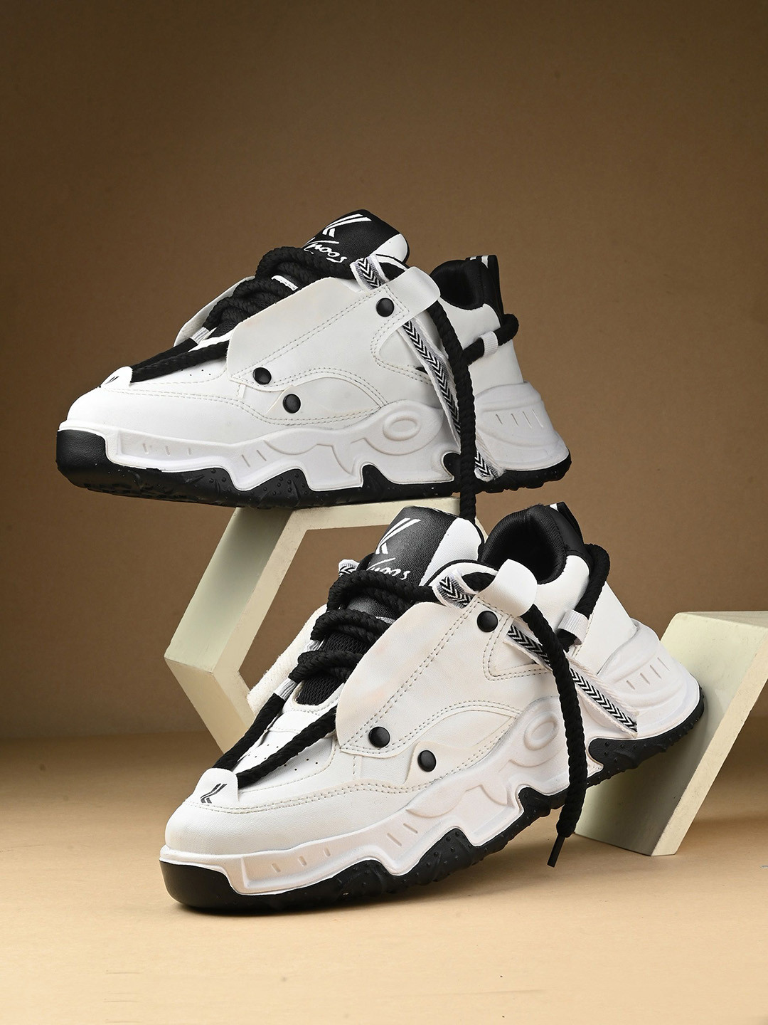 

knoos Men Colourblocked Chunky Sneakers, White