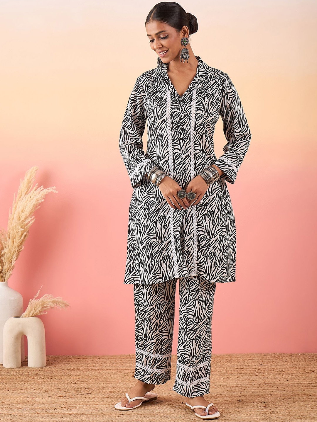 

Madhuni Abstract Printed Notched Lapel Collar A-Line Kurta With Palazzo, Black