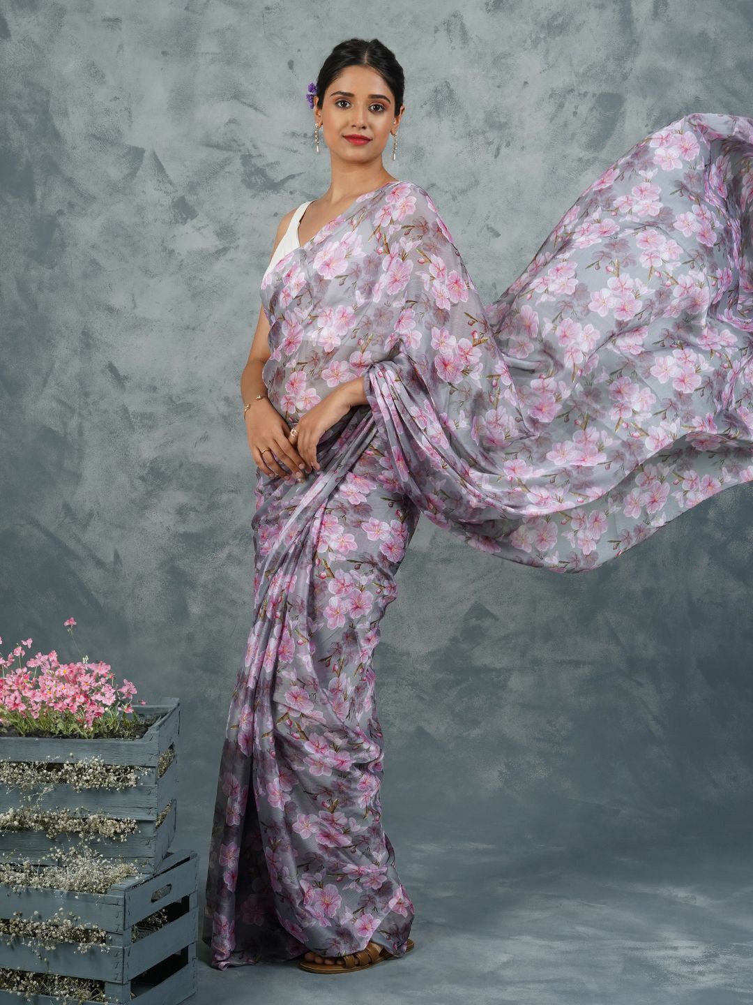 

TEEJH Floral Printed Saree With Blouse Piece, Grey