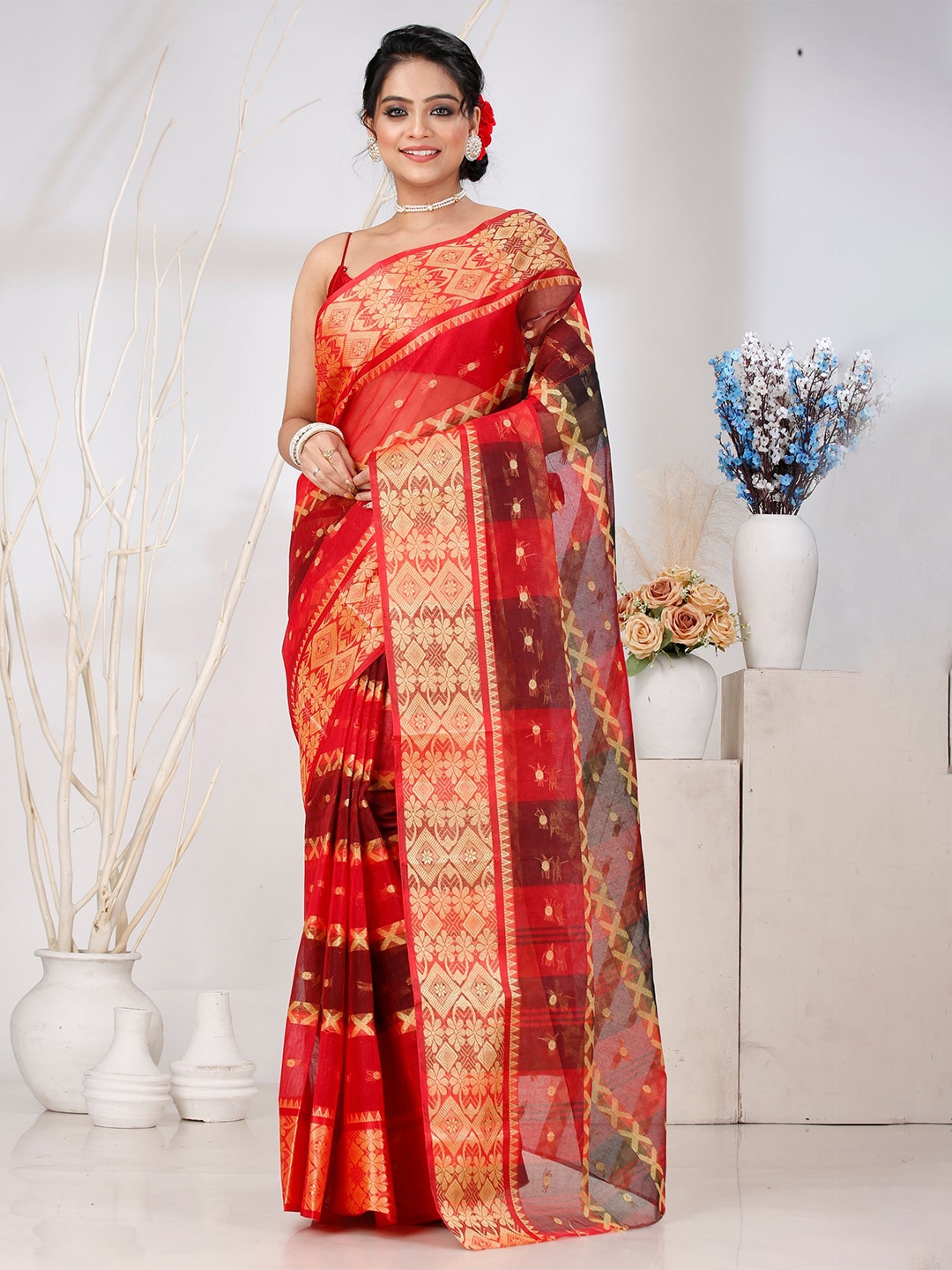 

DipDiya Woven Design Pure Cotton Taant Zari Saree, Red