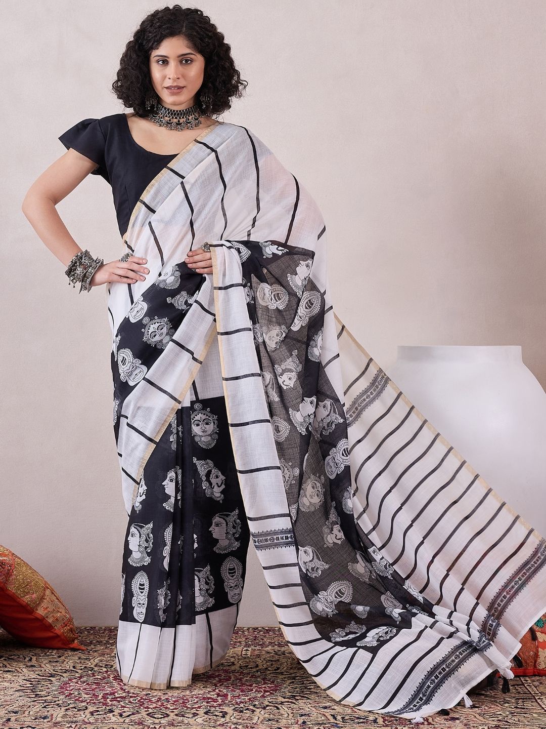 

AHIKA Kalamkari Printed Saree, White