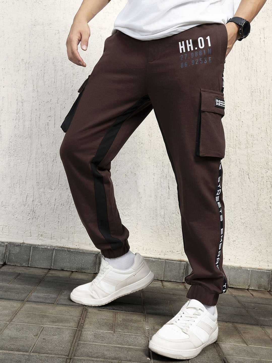 

Hubberholme Men Mid-Rise Joggers Trousers, Brown