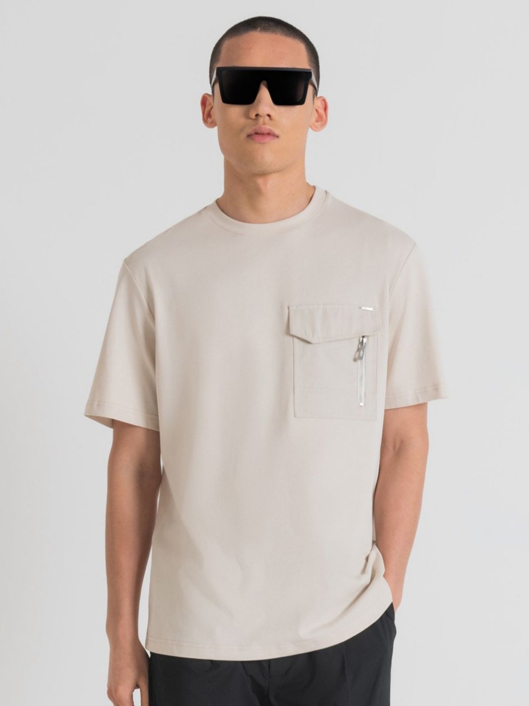 

Antony Morato Men V-Neck Drop-Shoulder Sleeves Raw Edge T-shirt, Beige