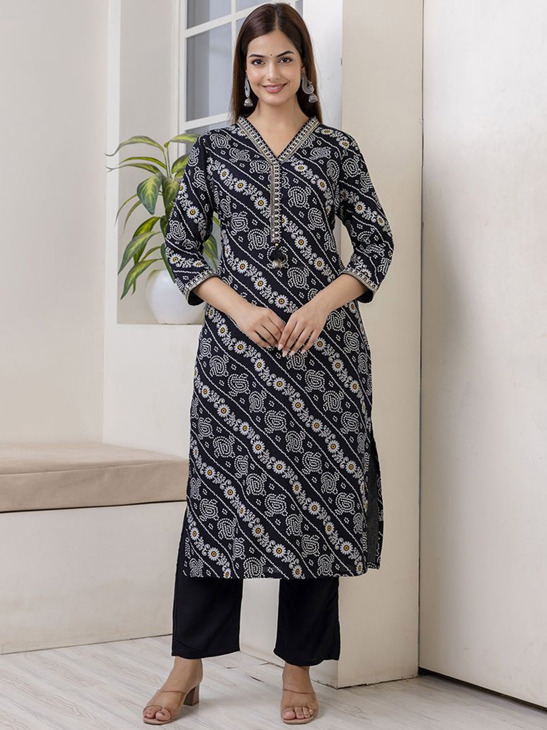 

Veshviti Bandhani Printed V-Neck Embroidered Thread Work Straight Kurta, Black