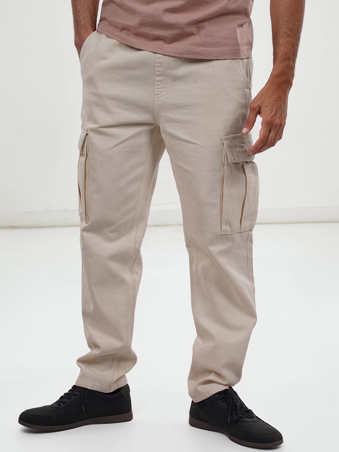 

Celio Men Solid Cotton Stretchable Cargo Jeans, Beige