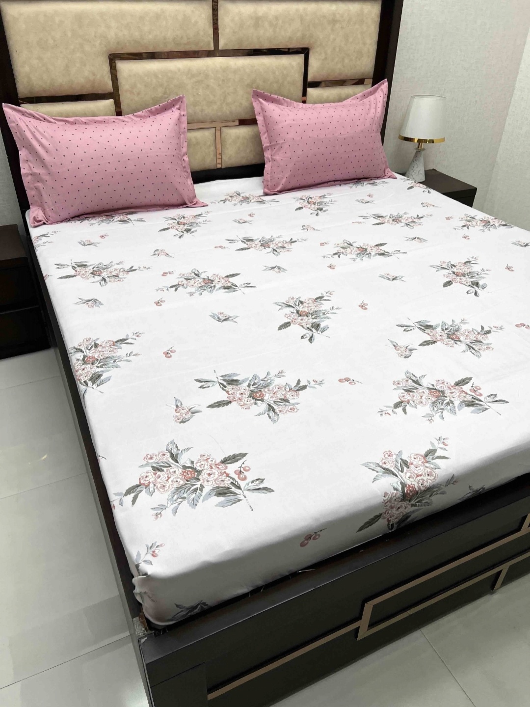 

Pure Decor leisure fur White & Grey Cotton Floral 240TC King Bedsheet with 2 Pillow Covers