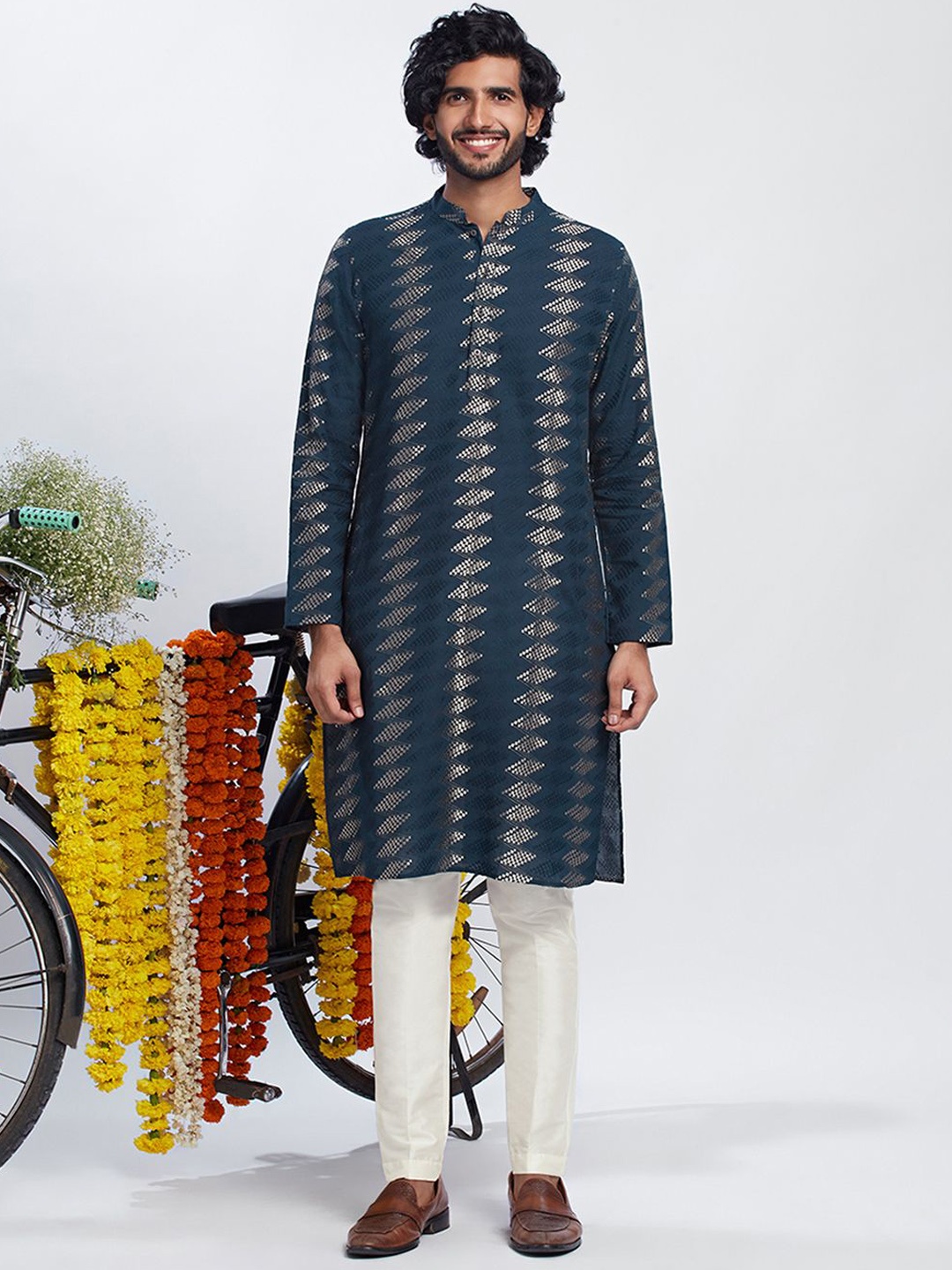 

Anouk Navy Blue & Gold Geometric Embroidered Mandarin Collar Kurta with Trousers
