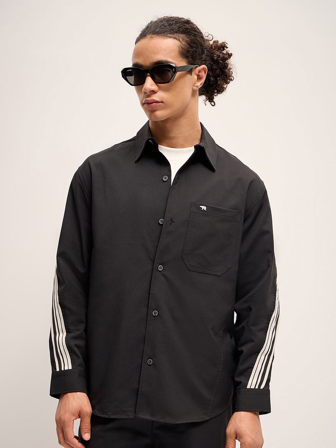 

THE BEAR HOUSE Men Self Design Spread Collar With Striped Sleeves, Black