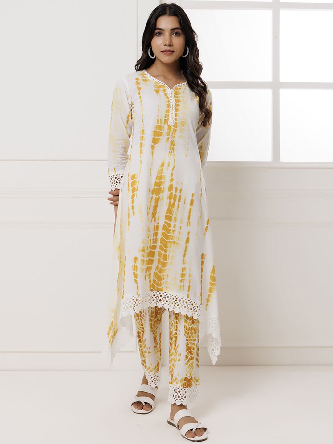 

INDIANIC Dyed Pure Cotton Kurta with Palazzos, White