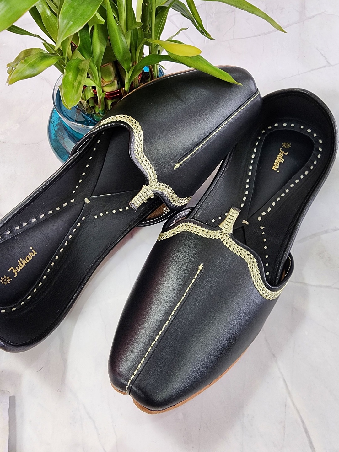 

Fulkari Men Ethnic Leather Mojaris, Black