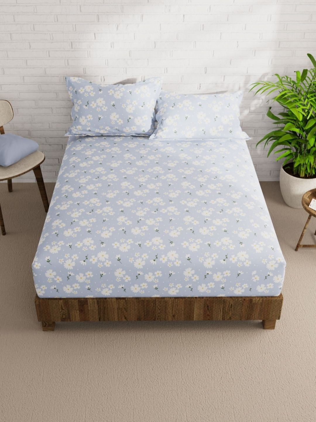 

KOPA Blue & White Floral 152 TC Queen Bedsheet with 2 Pillow Covers