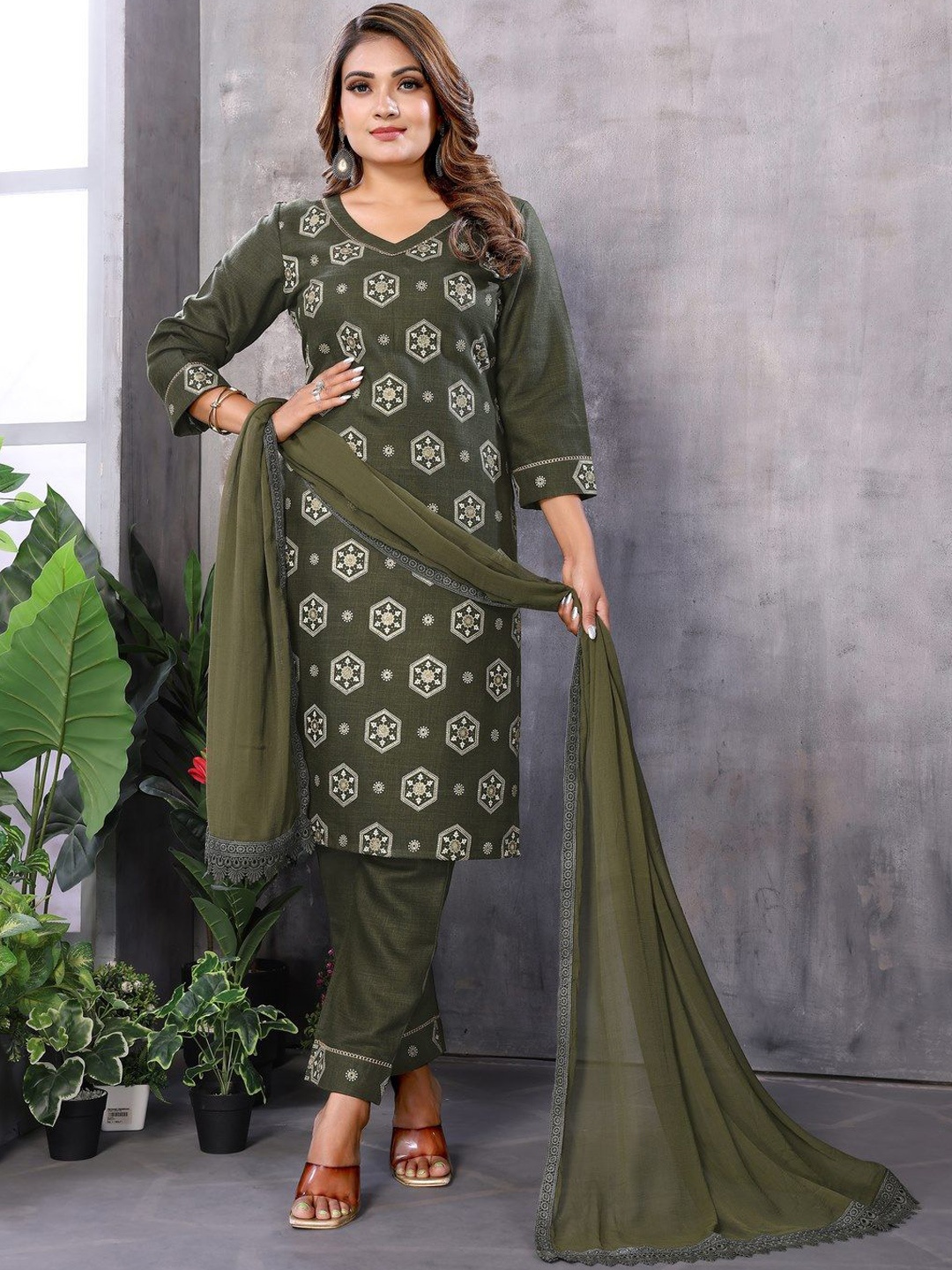 

TITANIUM SILK INDUSTRIES PVT. LTD. Women Printed Regular Kurta with Trousers & With Dupatta, Olive