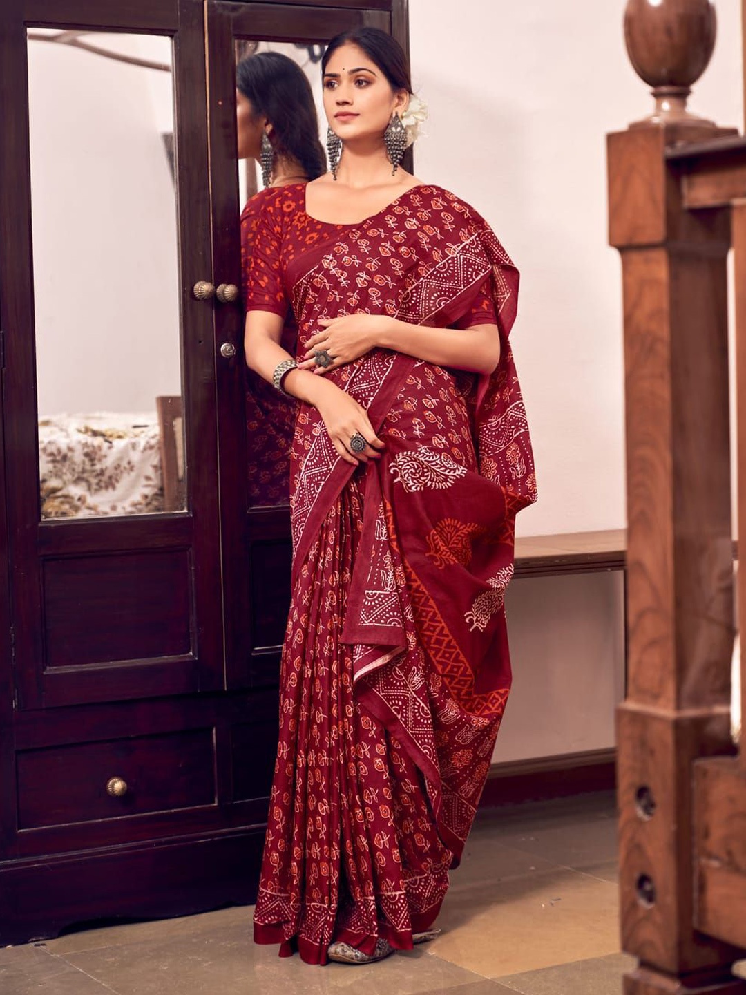 

Suha Ethnic Motifs Printed Pure Cotton Saree, Red