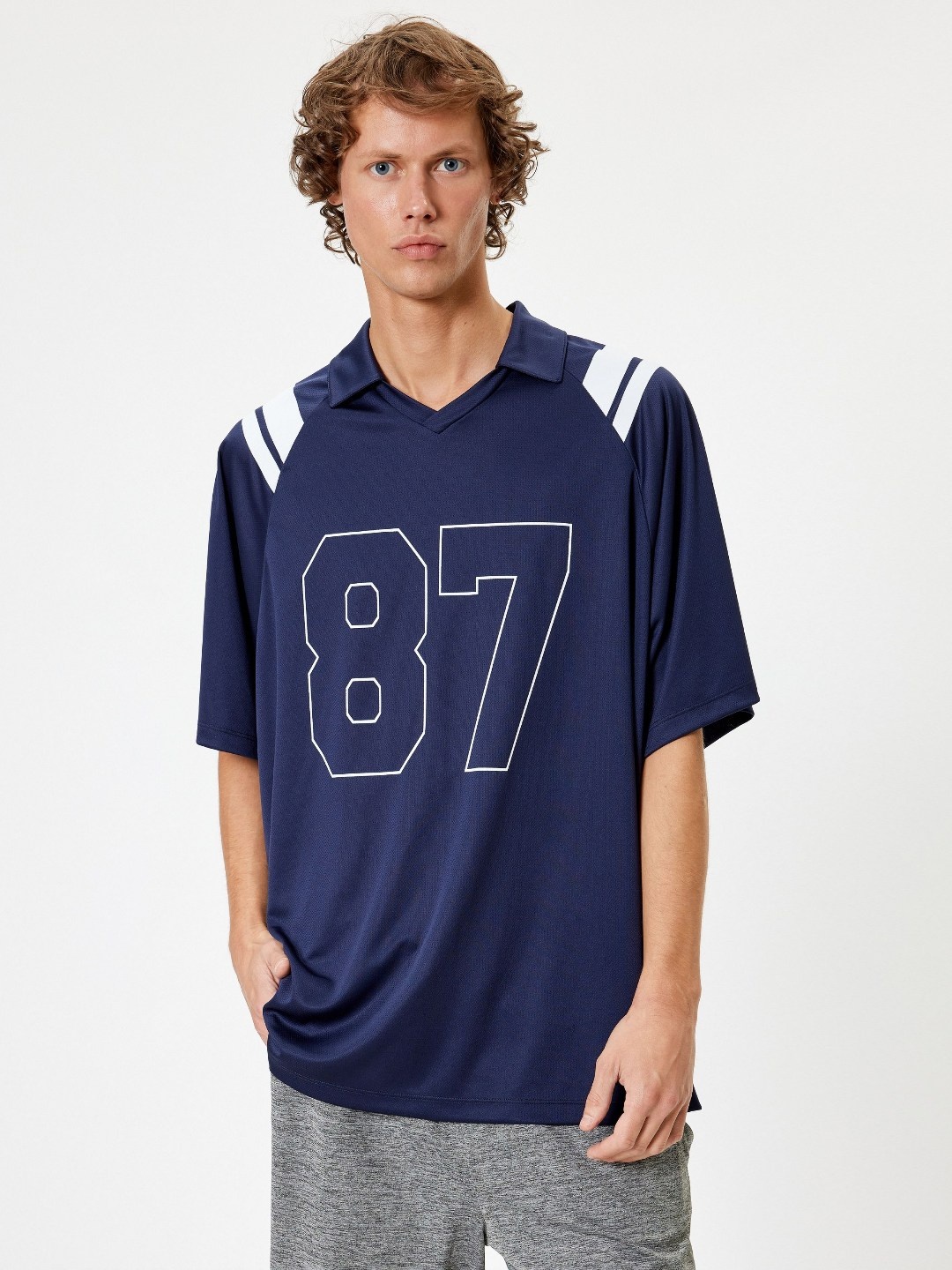

Koton Men Typography Printed V-Neck Pockets T-shirt, Navy blue