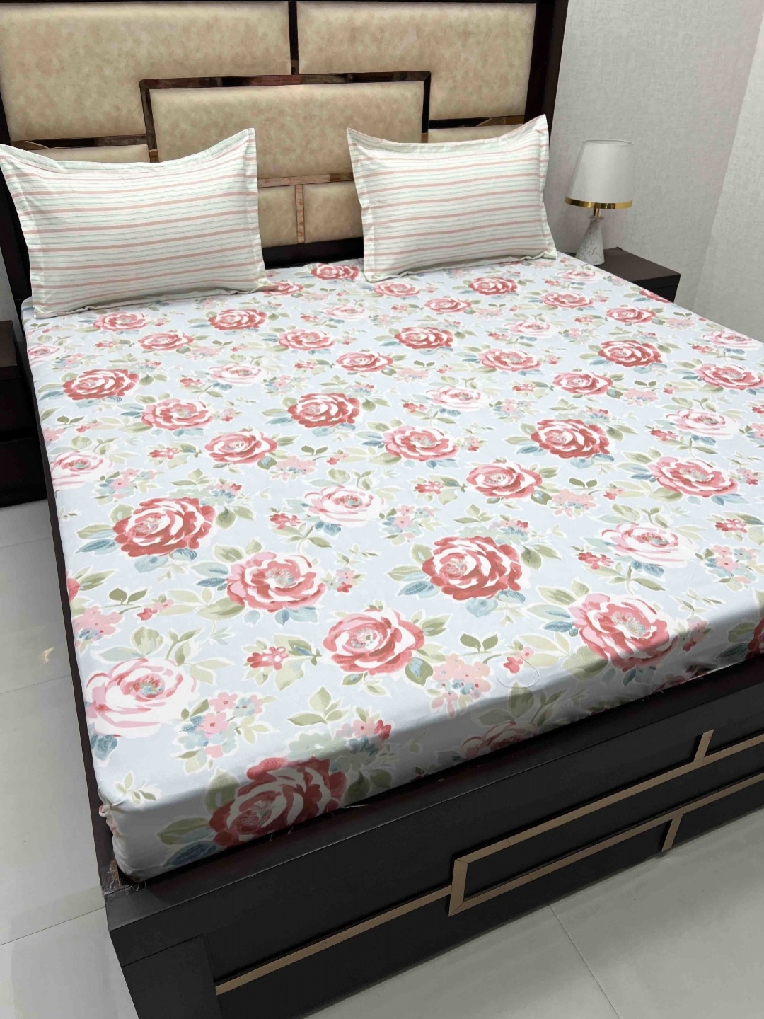

Pure Decor White & Red Floral 240 TC Pure Cotton Super King Bedsheet with 2 Pillow Covers
