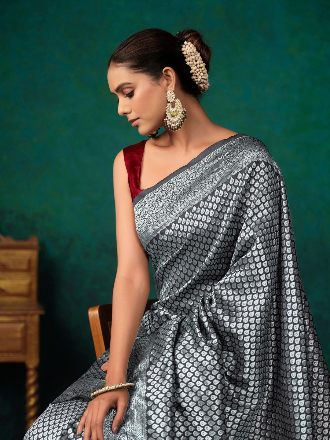 

KALINI Woven Design Banarasi Saree, Grey