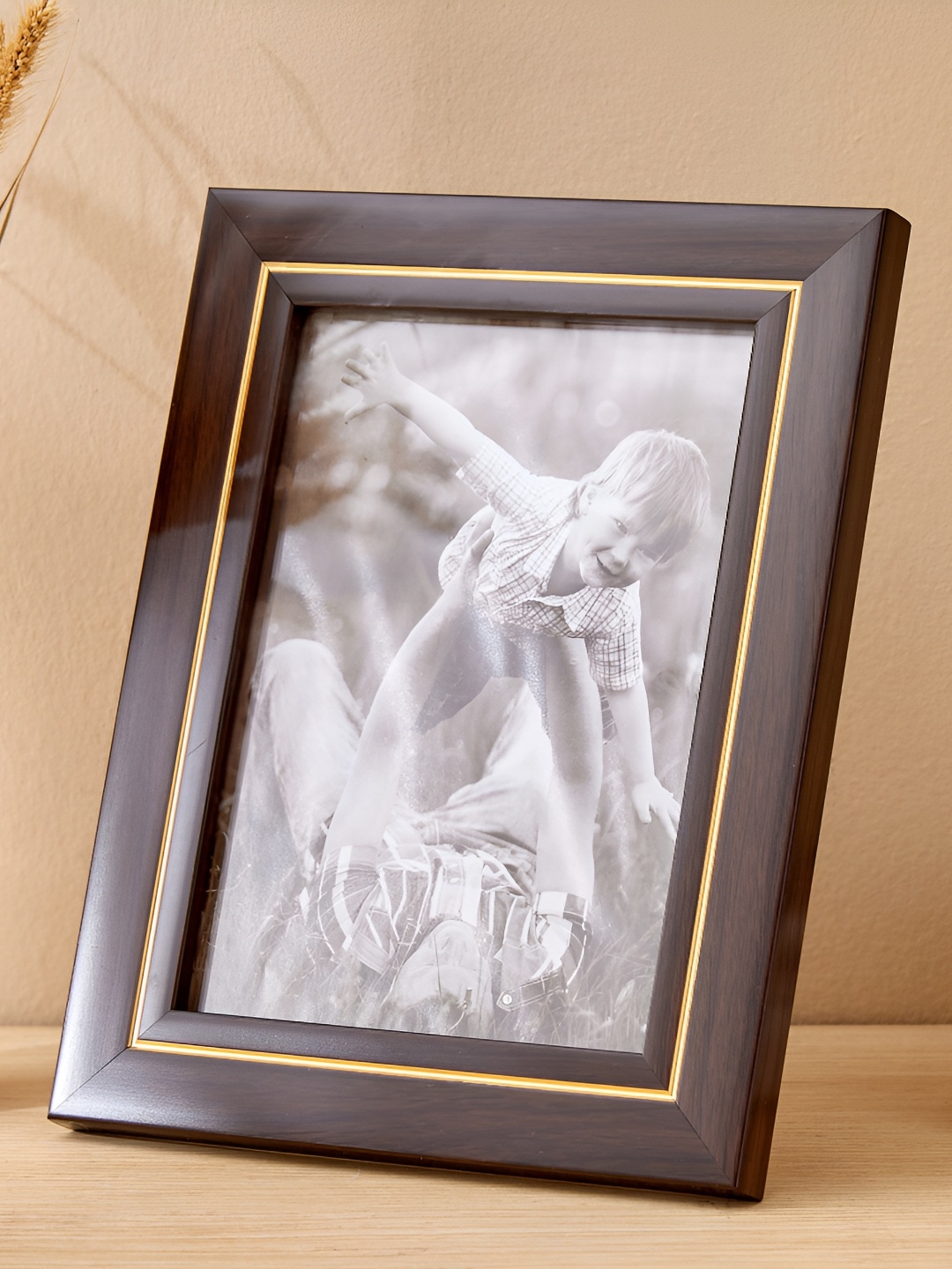 

Home Centre Brown & White Wooden Table Photo Frames
