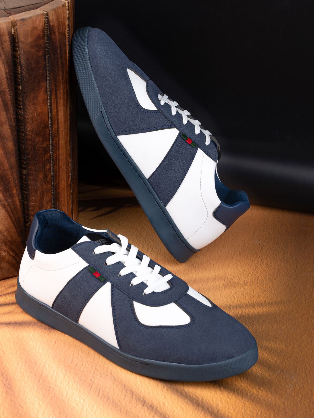 

The Roadster Lifestyle Co Men Colorblocked Lace Up Sneakers, Navy blue