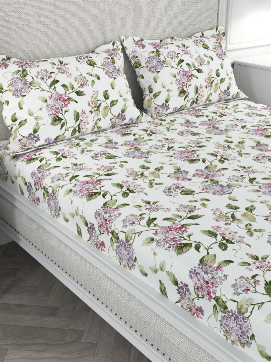 

Myntra Elegant Homes White & Green Floral 200 TC King Bedsheet with 2 Pillow Covers