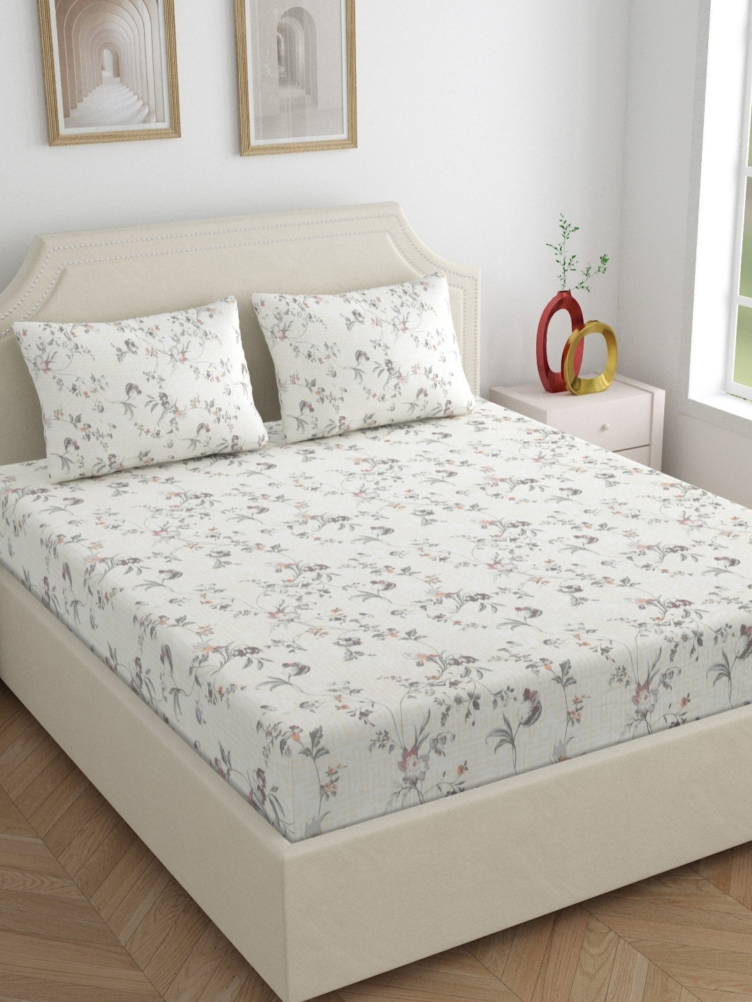 

Dreamscape Peach-Coloured & Grey Floral 250 TC King Bedsheet with 2 Pillow Covers