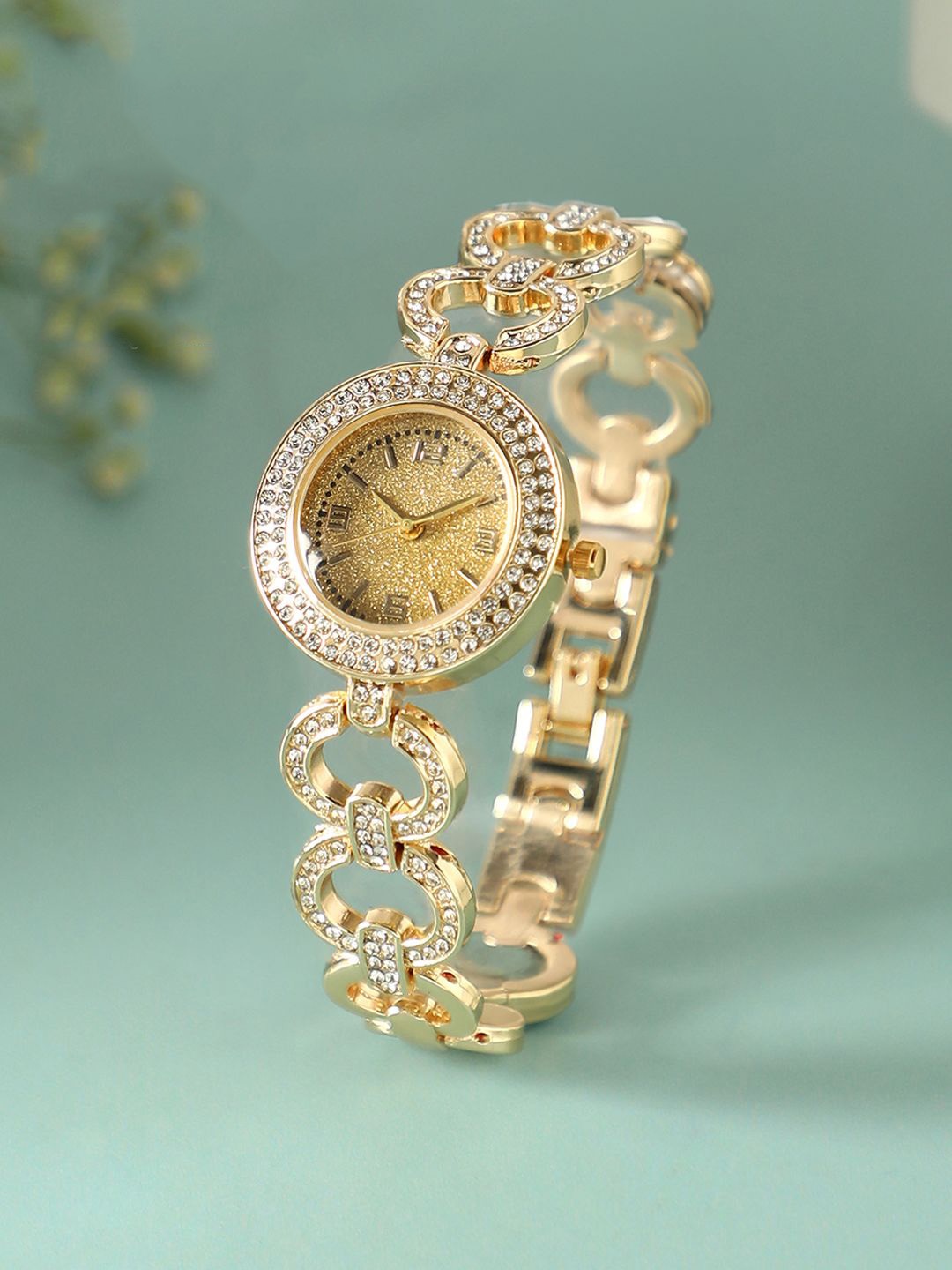

HAUTE SAUCE by Campus Sutra Women Embellished Dial & Stainless Steel Bracelet Style Straps Digital Watch, Gold