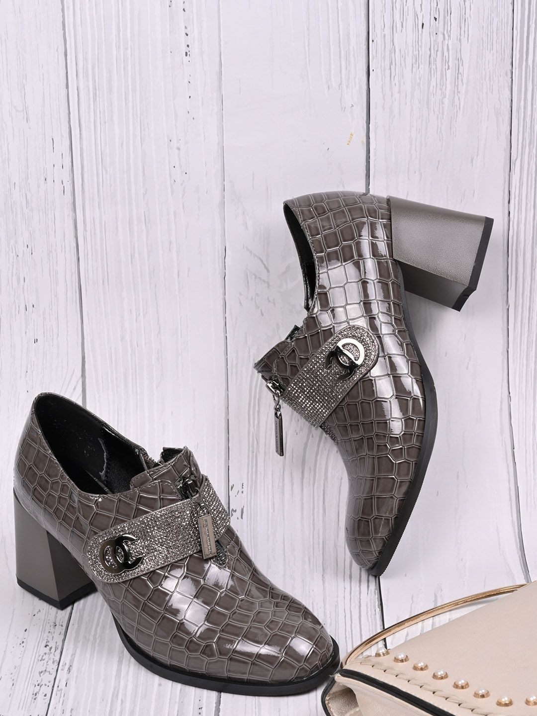 

Ronnie Grey Women Textured Slip-On Sneakers