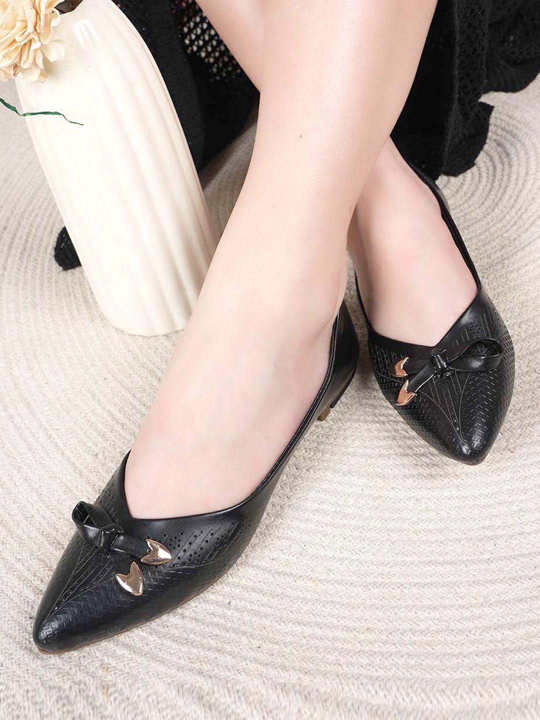 

DressBerry Women Textured Ballerinas Flats with Bows, Black