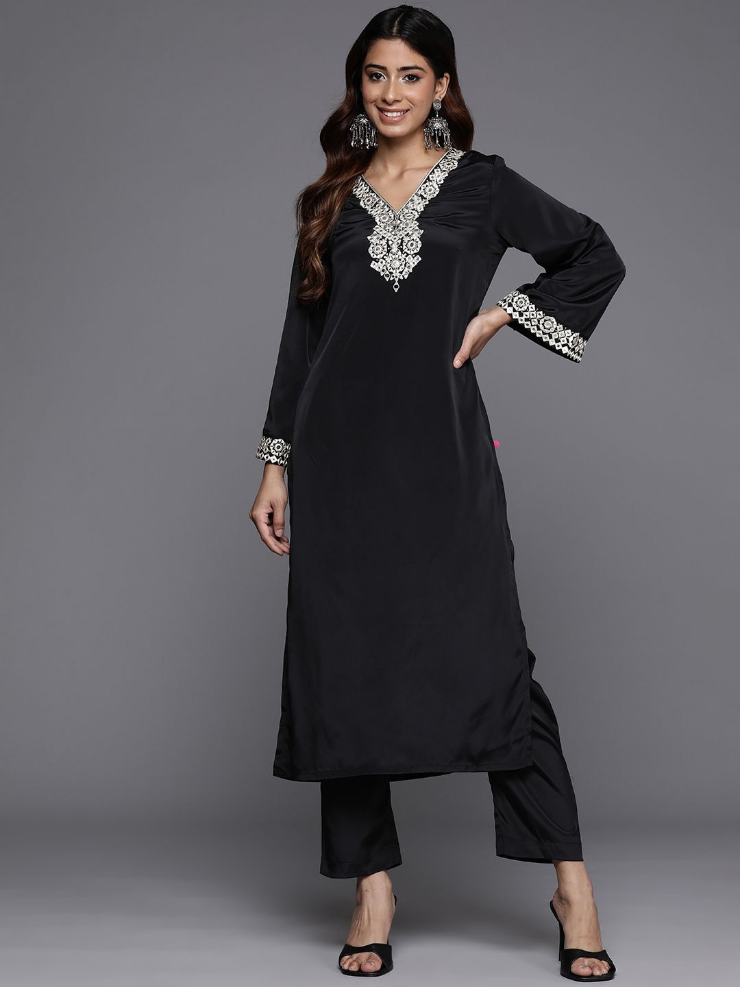 

Varanga Paisley Yoke Design Thread Work Straight Kurta with Trousers, Black
