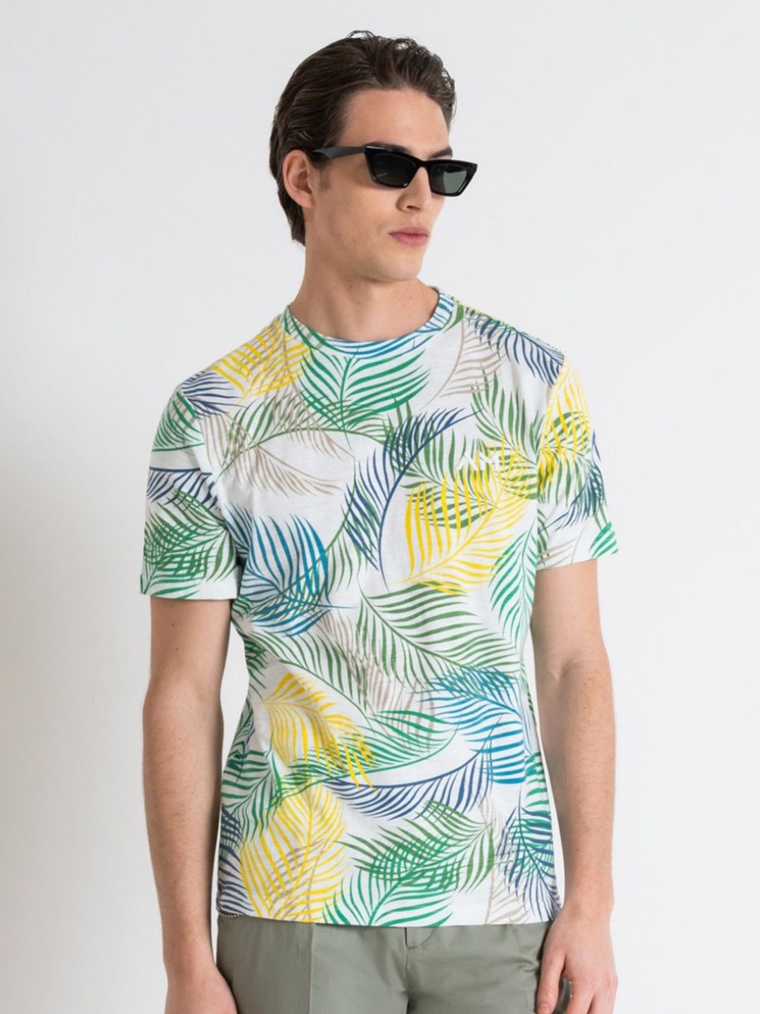 

Antony Morato Men Floral Printed Tropical Pockets T-shirt, Off white