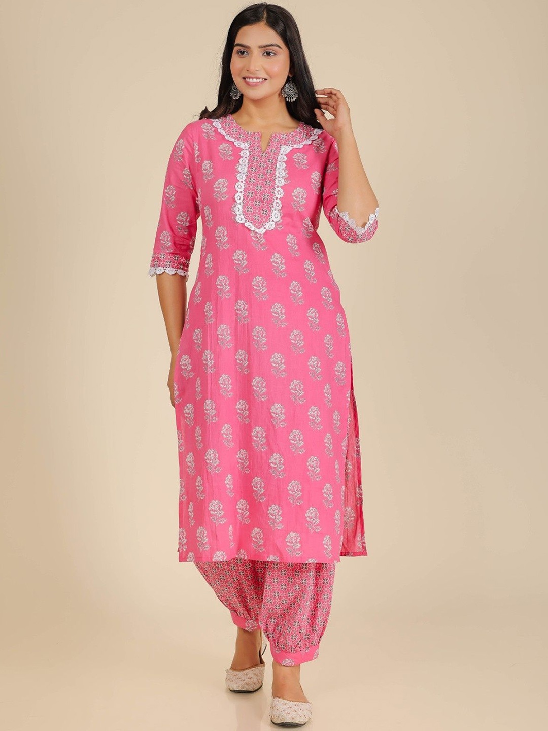 

Aramya Floral Printed Notch Neck Beads & Stones Pure Cotton Straight Kurta, Pink