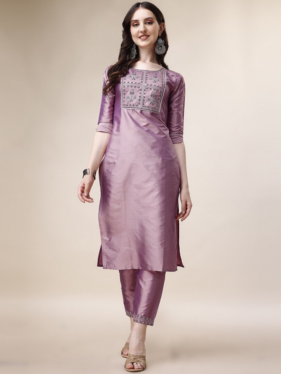 

AYUKTA INTERNATIONAL Floral Yoke Designed Kurta with Trousers, Peach