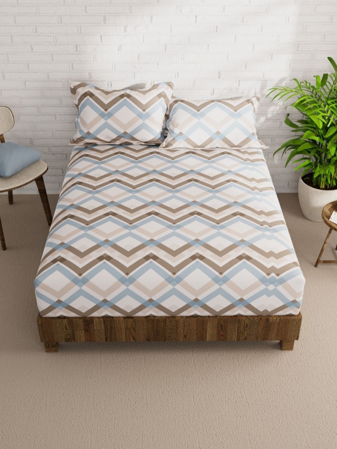 

KOPA Off White & Blue Geometric 152 TC Queen Bedsheet with 2 Pillow Covers