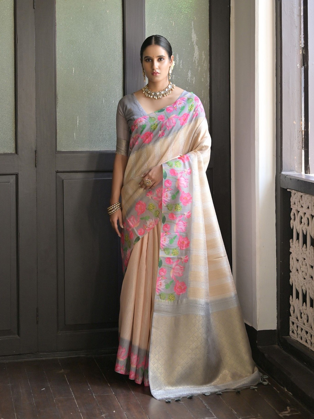 

LeeliPeeri Designer Floral printed Banarasi Saree with blouse piece, Grey