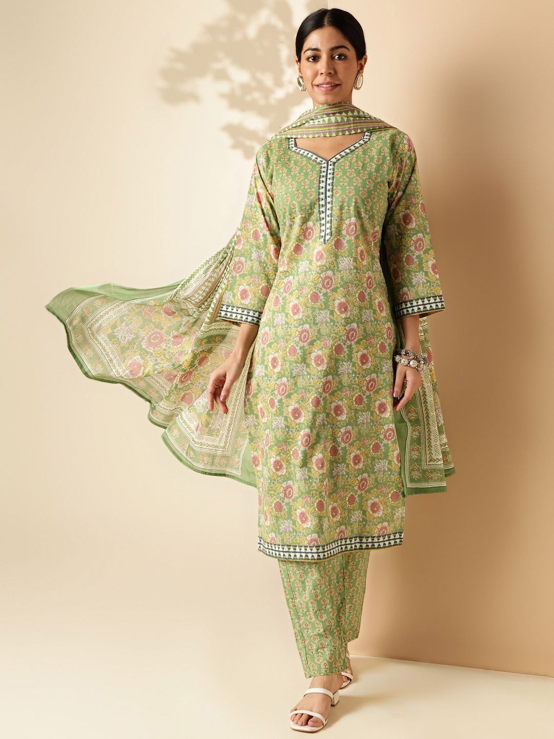 

Vbuyz Floral Printed Regular Pure Cotton Kurta with Trousers & With Dupatta, Green