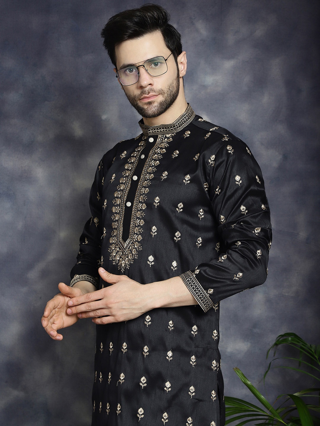 

Jompers Tribal Embroidered Thread Work Kurta, Black