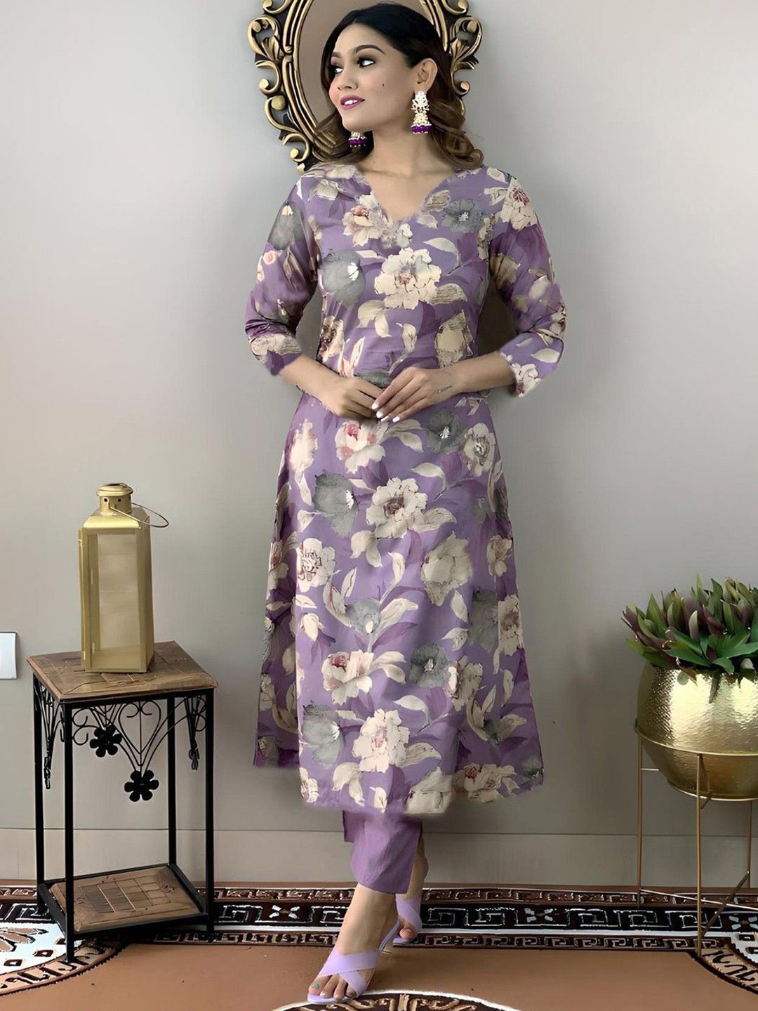 

GoSriKi Floral Printed Straight Kurta with Trousers, Purple