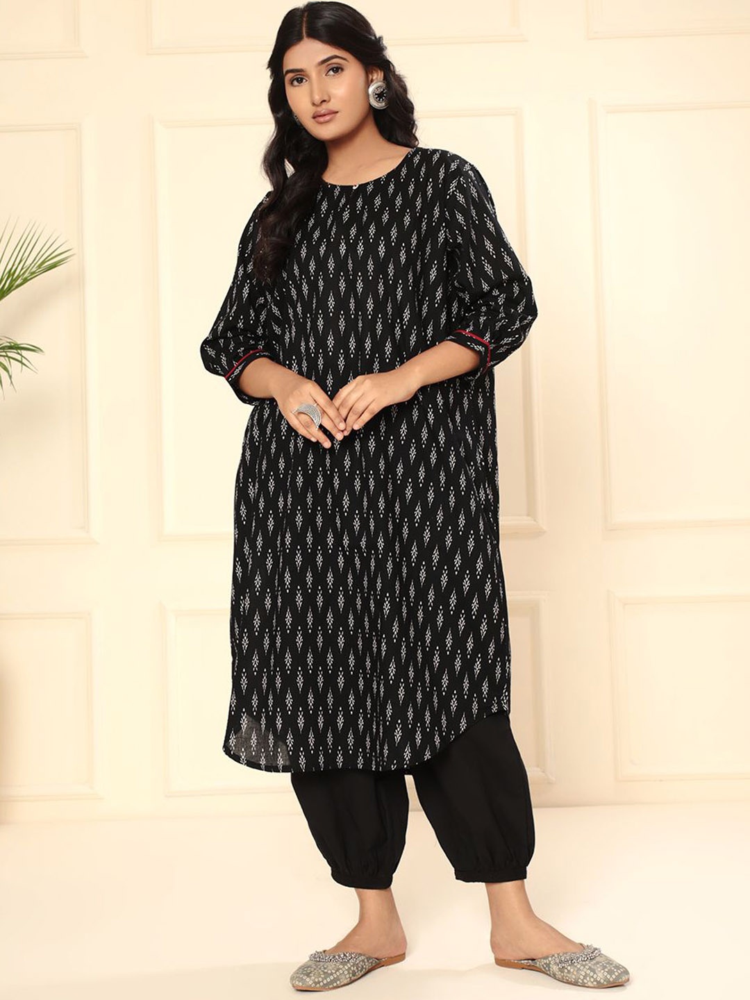 

ARAVALII Ethnic Motifs Printed Regular Pure Cotton Kurta With Harem Pants, Black