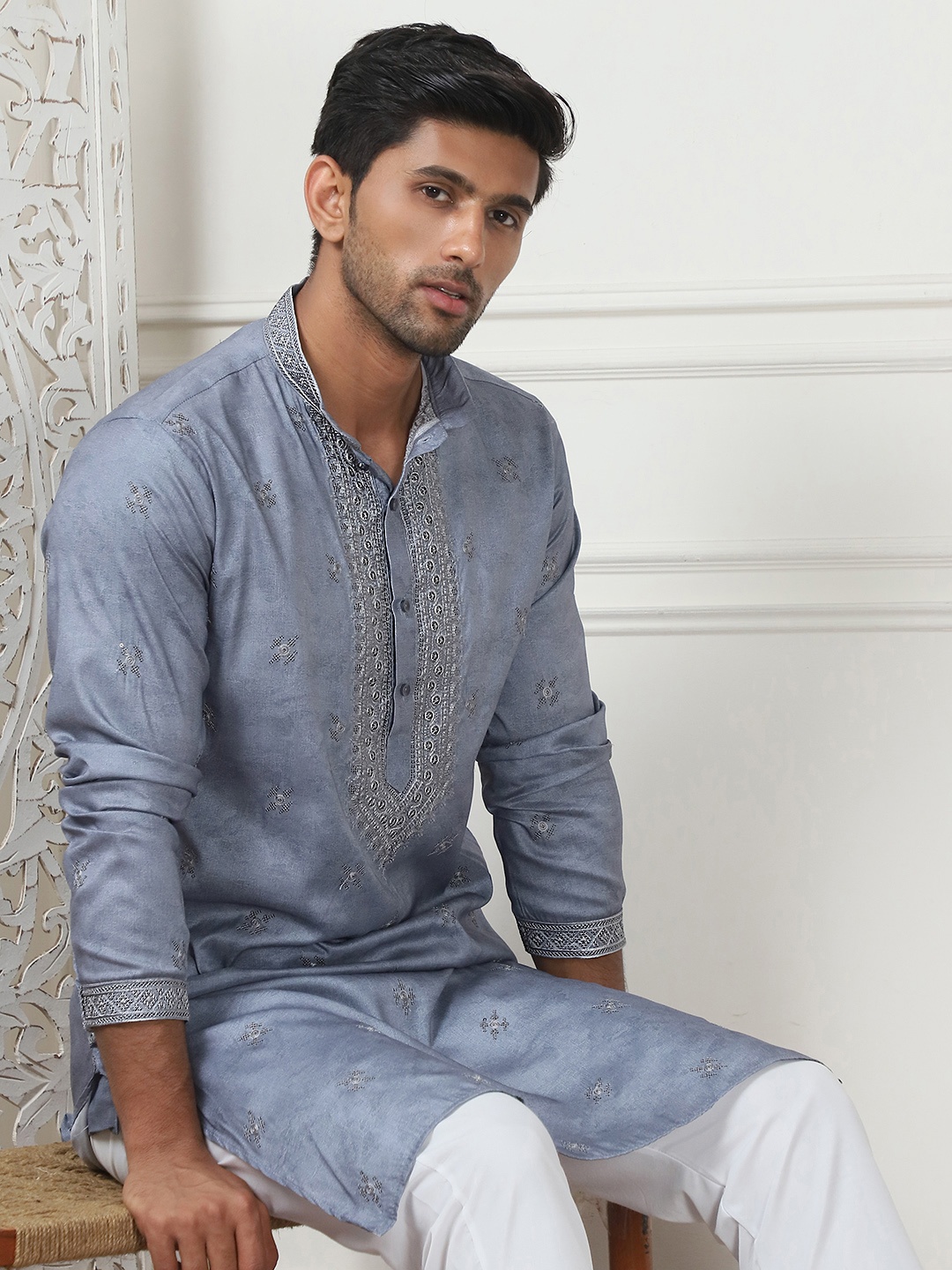 

Jompers Floral Embroidered Mandarin Collar Thread Work Straight Kurta, Grey