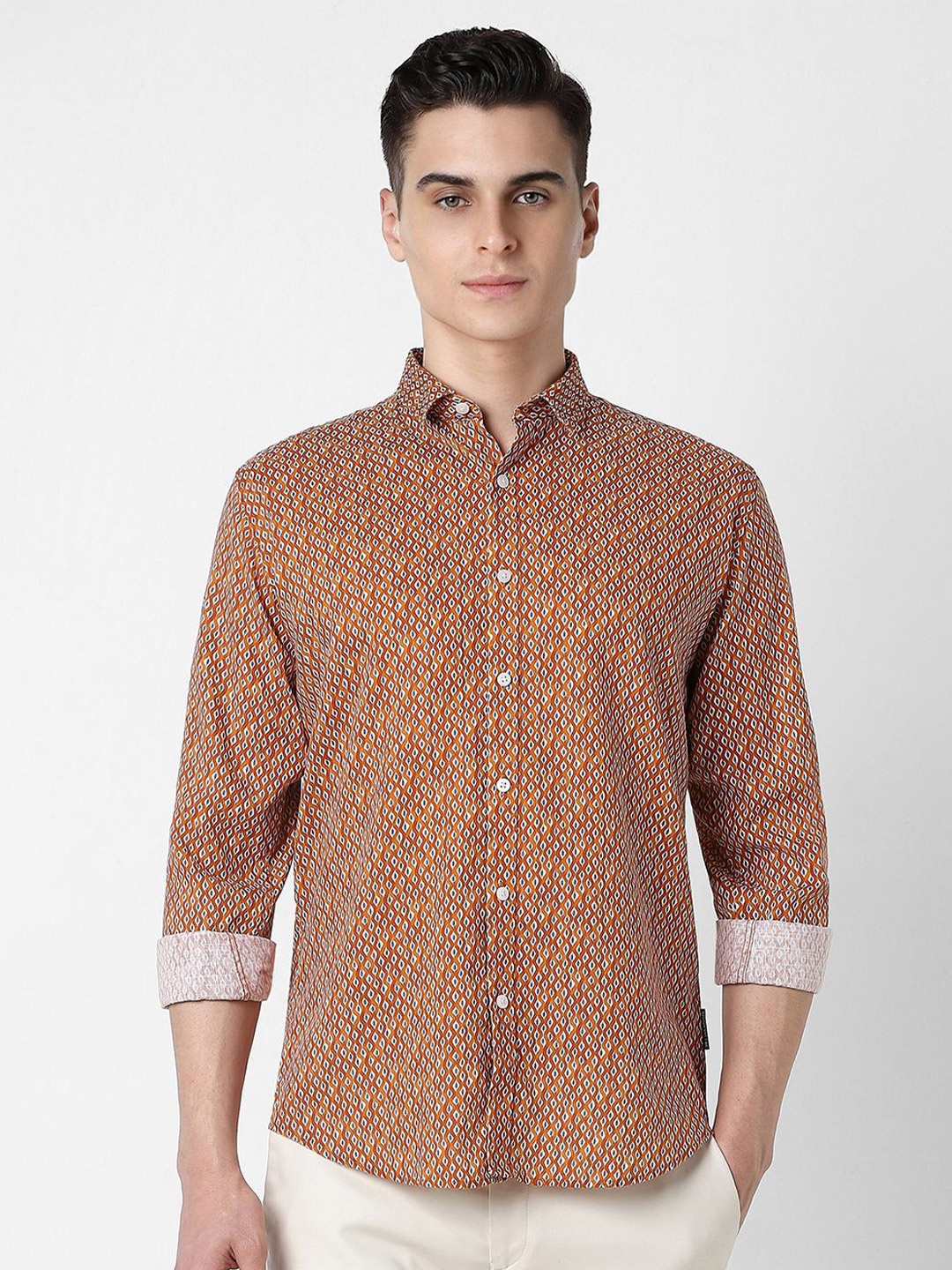 

V Dot Men Spread Collar Geometric Printed Cotton Slim Fit Casual Shirt, Orange