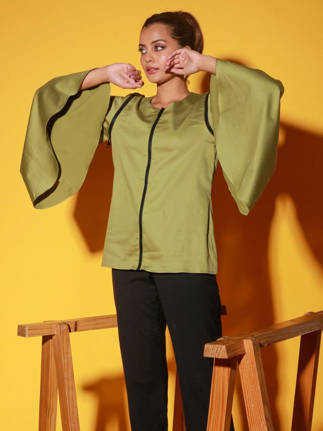 

ECHKE Bell Sleeve Top, Green
